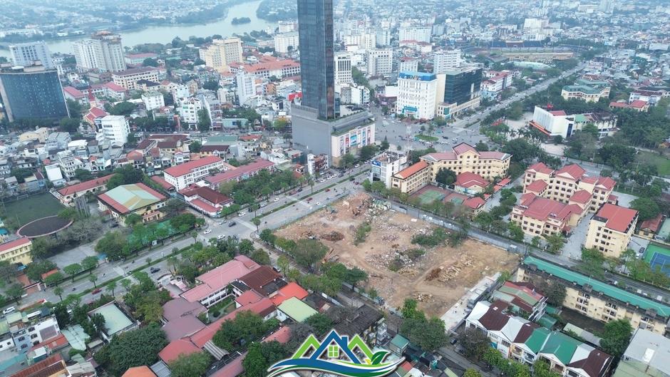 'Hạ giải' nhiều dãy chung cư cao tầng cũ nát giữa trung tâm TP Huế