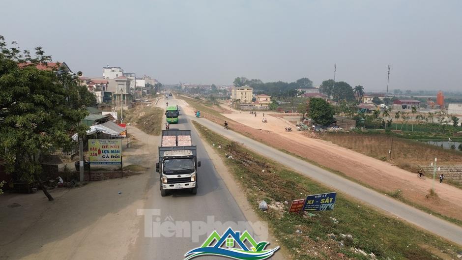 Hà Nội: Đê sạt lở, nhà dân bị nghiêng, nứt