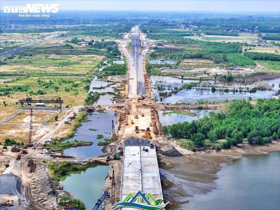 Ngắm cao tốc Bến Lức - Long Thành đoạn qua Đồng Nai sắp thông xe Ngắm cao tốc Bến Lức - Long Thành đoạn qua Đồng Nai sắp thông xe