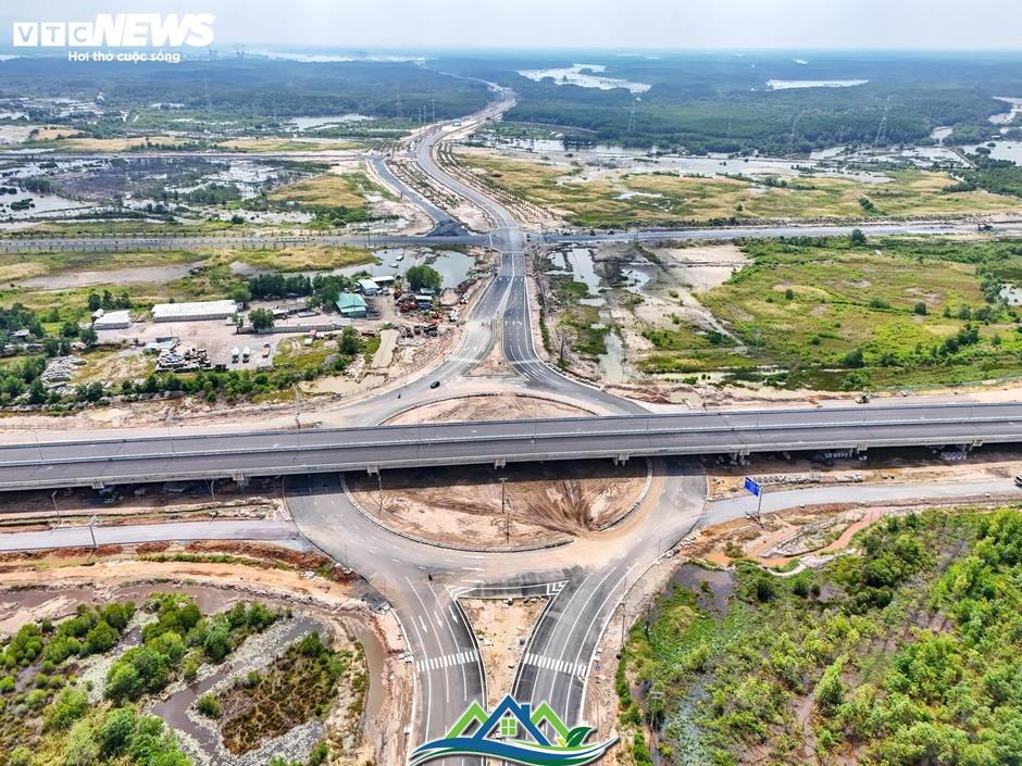 Ngắm cao tốc Bến Lức - Long Thành đoạn qua Đồng Nai sắp thông xe Ngắm cao tốc Bến Lức - Long Thành đoạn qua Đồng Nai sắp thông xe