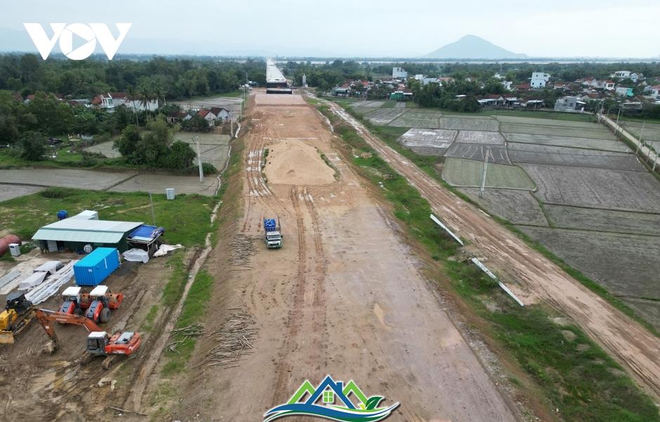 Tăng ca, tăng kíp thi công cao tốc Bắc - Nam qua tỉnh Phú Yên