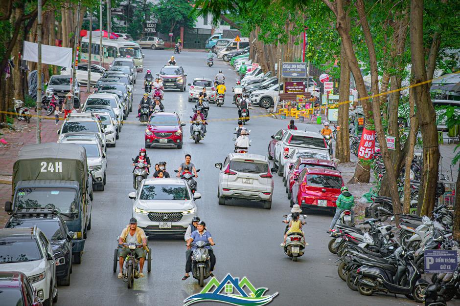 Thiếu cả trường học, bãi đỗ xe nhưng giá nhà vẫn tăng 3 lần ở phường đông dân nhất Hà Nội