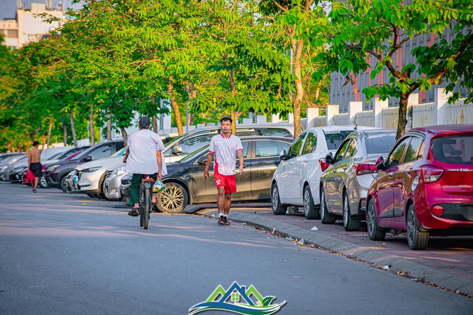 Thiếu cả trường học, bãi đỗ xe nhưng giá nhà vẫn tăng 3 lần ở phường đông dân nhất Hà Nội